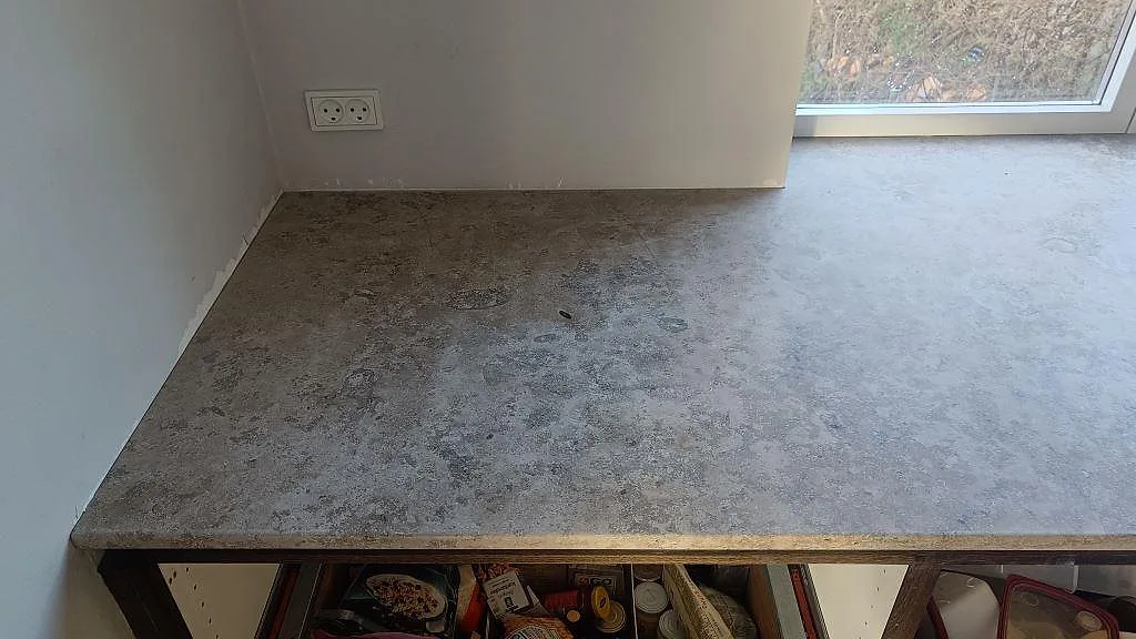 Matt Jura Grey kalkstensbänk längs väggen sedd ovanifrån i ett kök i Kongens Lyngby.