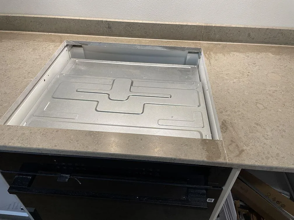 Detalj av hällurtag och bänkyta i matt Jura Grey kalksten med matchande stänkkant i Kortedala.
