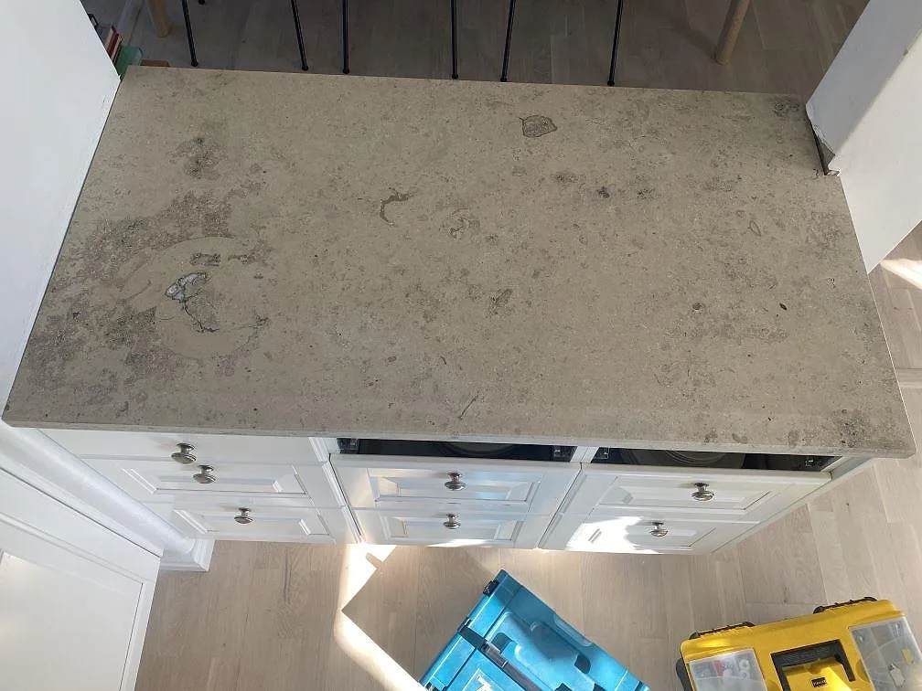 Ovanifrån sedd köksö i Jura Grey kalksten med tydliga fossilavtryck i ett kök i Landskrona.