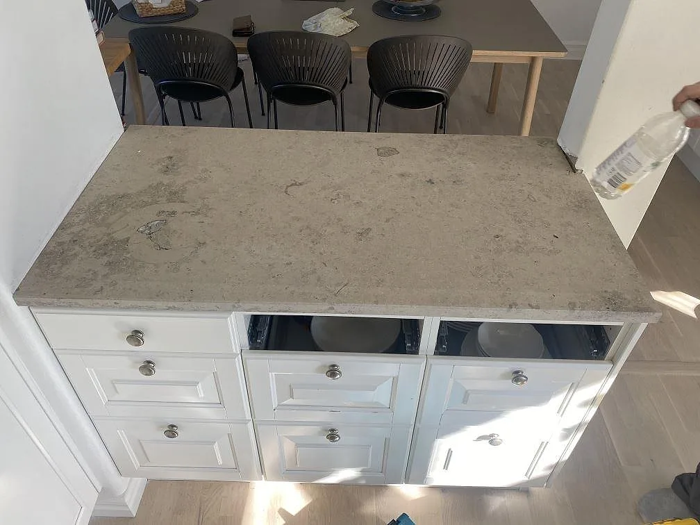 Köksö i Jura Grey kalksten med matt yta och fossilådring framför matplatsen i ett kök i Landskrona.