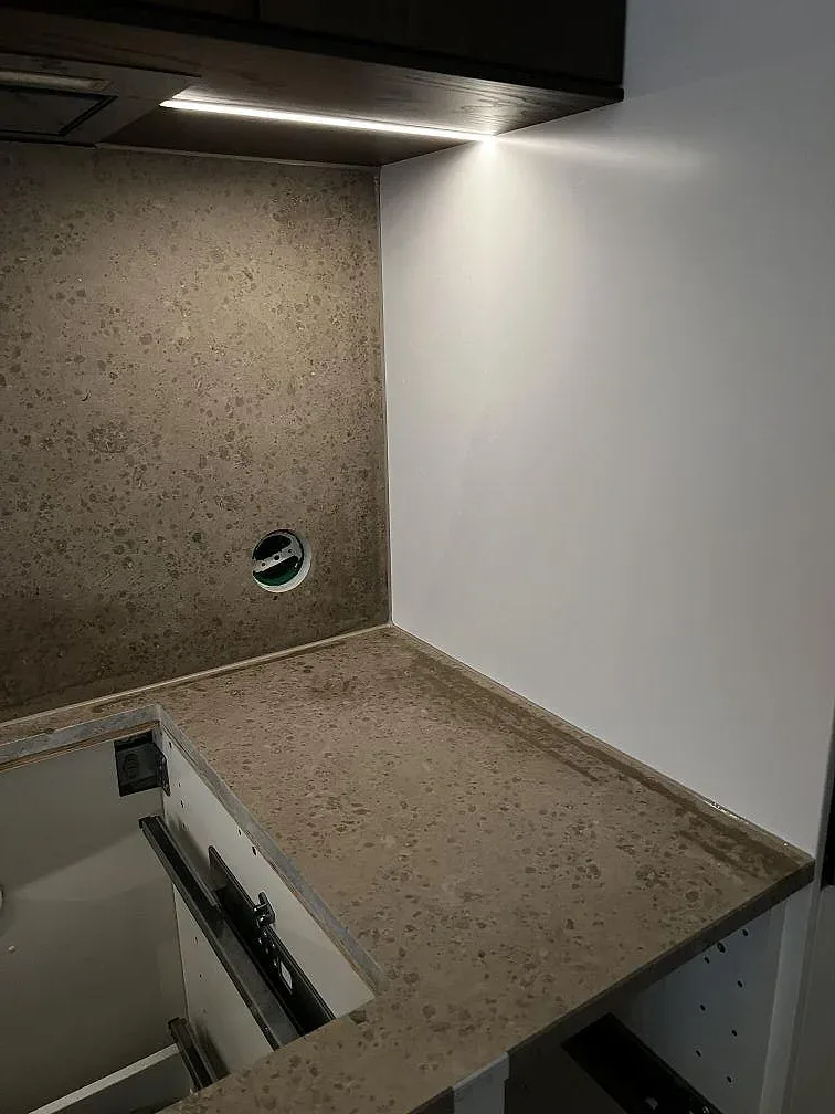 Matt Jura Grey köksbänkskiva med grå fossilstruktur och utskärningar under montering i Landvetter.