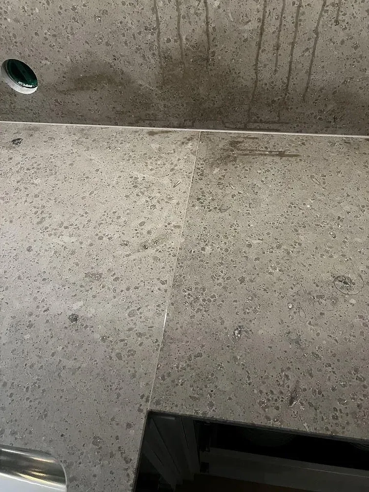 Detalj av matt Jura Grey kalksten med fossilstruktur och rak fog i köksbänkskiva i Landvetter.