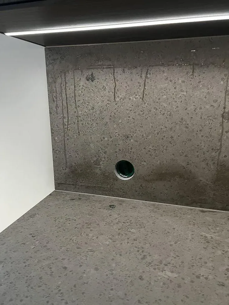 Matt Jura Grey bänkskiva och väggnära stenyta vid köksmontering i Landvetter.