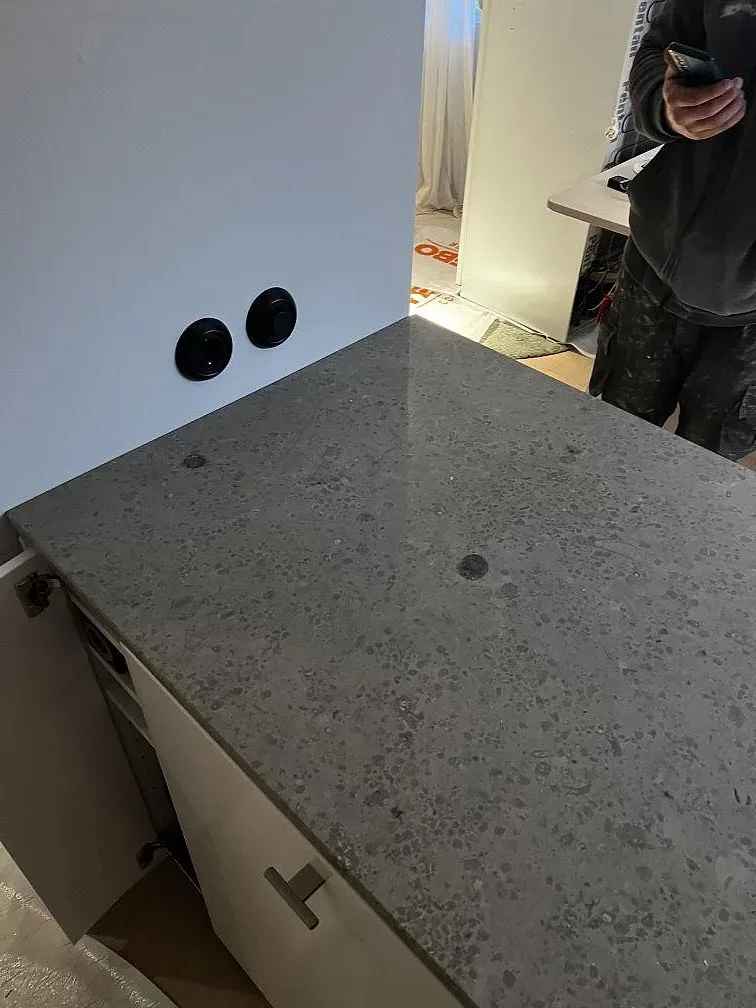 Närbild på matt Jura Grey köksbänkskiva med grå fossilstruktur och urtag i Landvetter.