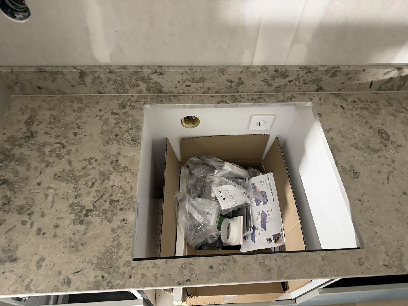 Detalj av diskhourtagen i matt Jura Grey kalksten med stänkkant i ett kök i Landvetter.