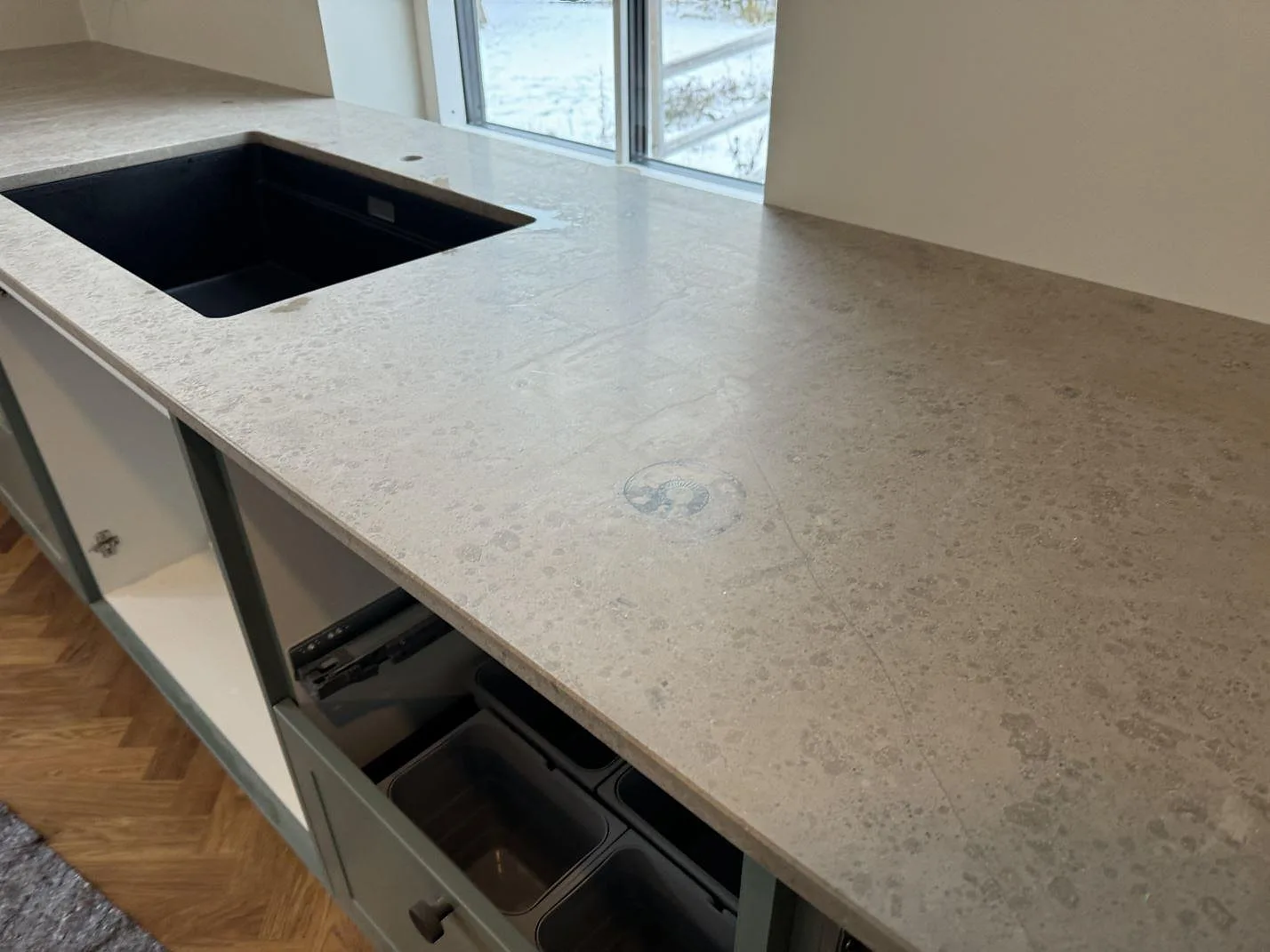 Köksbänkskiva i Jura Grey kalksten med fossilstruktur, svart diskho och blandarhål i Lyngby.