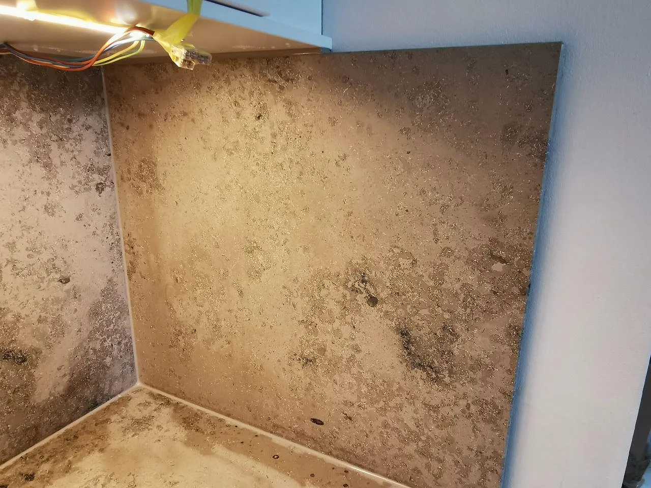 Stänkskydd i Jura Grey kalksten med matt yta och levande fossilmönster ovanför köksbänkskivan i Malmö.