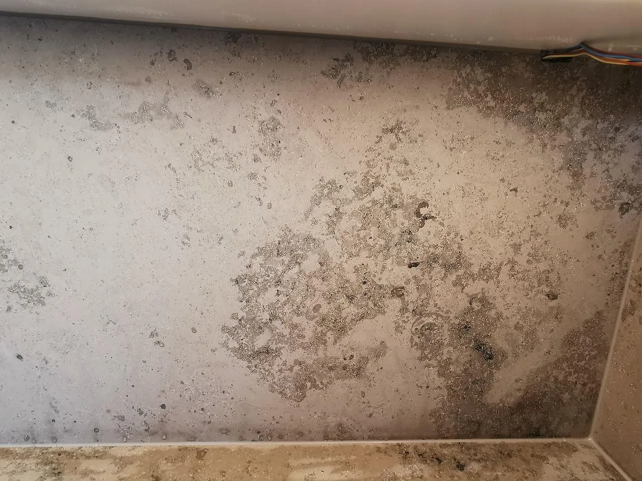 Heltäckande stänkskydd i matt Jura Grey kalksten med naturlig grå melering i ett kök i Malmö.