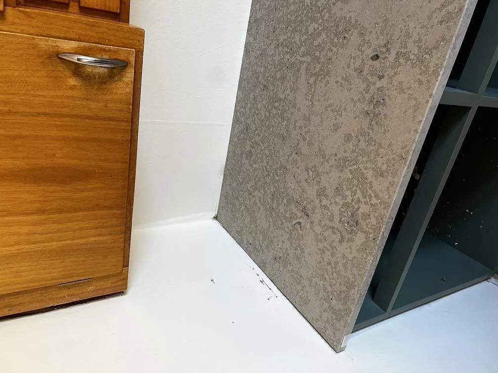 Närbild på Jura Grey kalksten med fossilavtryck och matt yta monterad i ett kök i Malmö.