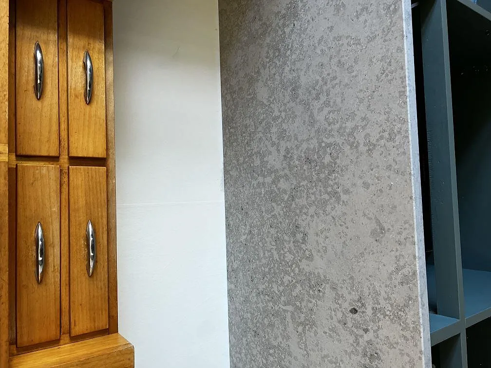 Detalj av matt Jura Grey kalksten med grå fossilstruktur intill ekinredning i ett kök i Malmö.