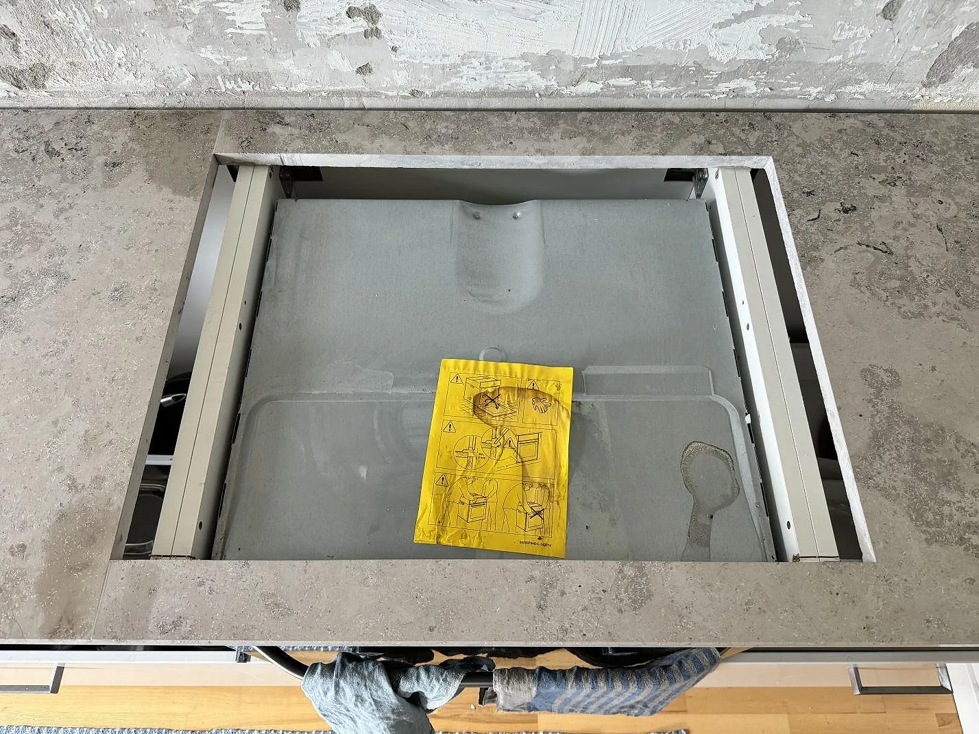 Rektangulärt urtag i en matt Jura Grey köksbänkskiva, grå kalksten monterad i ett kök i Malmö.