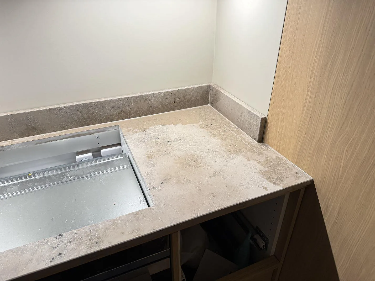 Detalj av matt Jura Grey kalksten runt ett öppet hälluttag med uppvikt stenkant i Malmö.