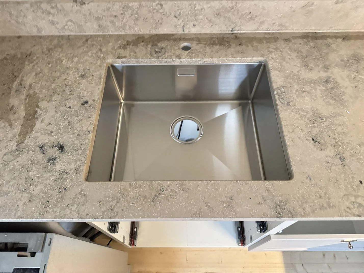 Detalj av matt Jura Grey runt rostfri diskho, med 20 mm stenskiva och grå fossilstruktur i Malmö.