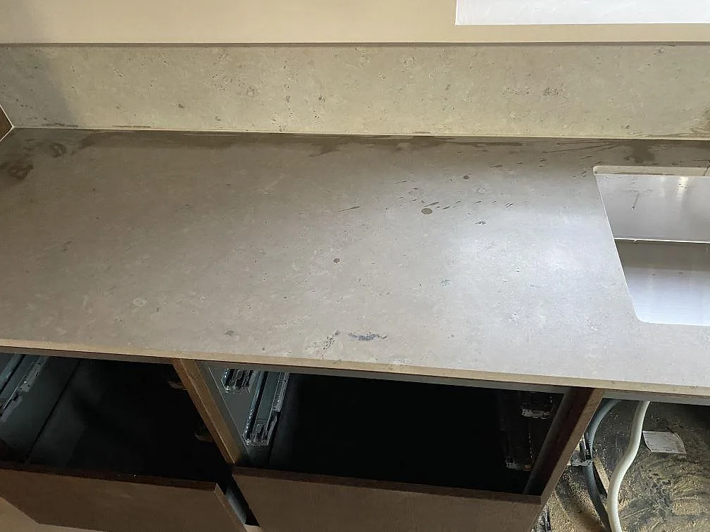 Matt Jura Grey bänkskiva med utsnitt vid diskho och stänkkant under fönstret i Mölndal.