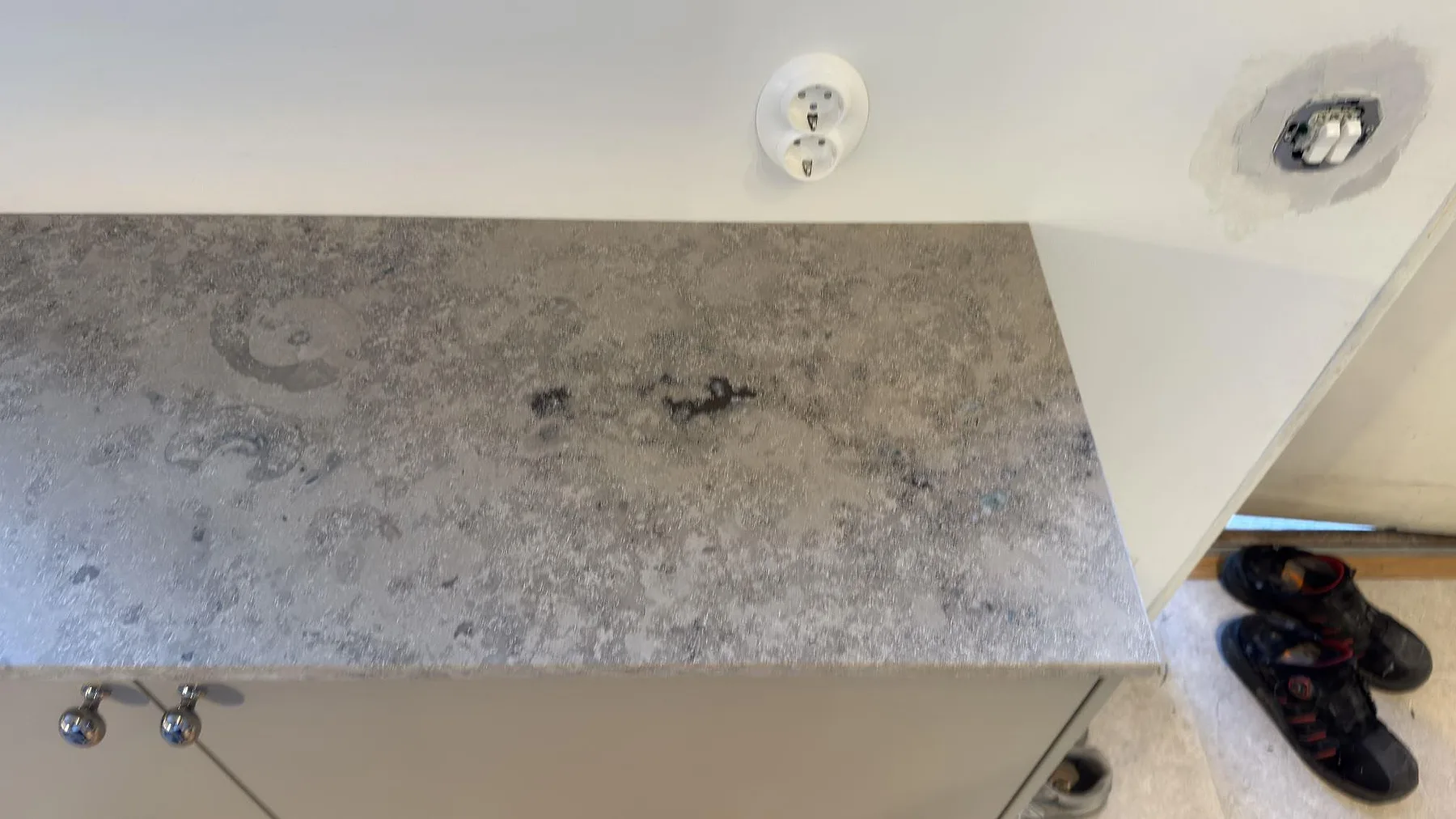 Detaljbild av Jura Grey kalksten, matt, på installerad bänkskiva med synlig stenkant och vägguttag i Saltsjö Boo.