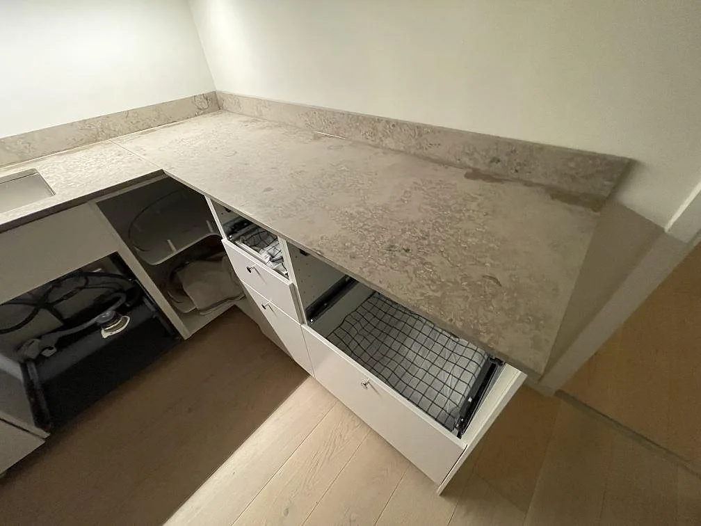 Köksö och hörnparti i Jura Grey kalksten med fossilrik ådring under montering i ett kök i Sundbyberg.