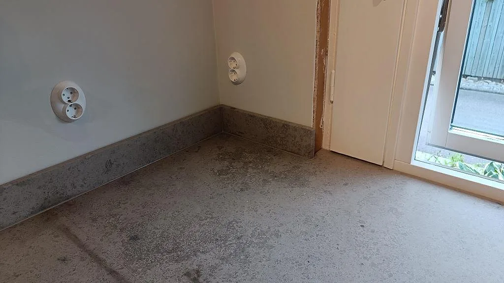 Avslut på köksbänkskiva i Jura Grey kalksten vid glasdörr, med matt yta och uppvikt stänkkant i Västra Frölunda.