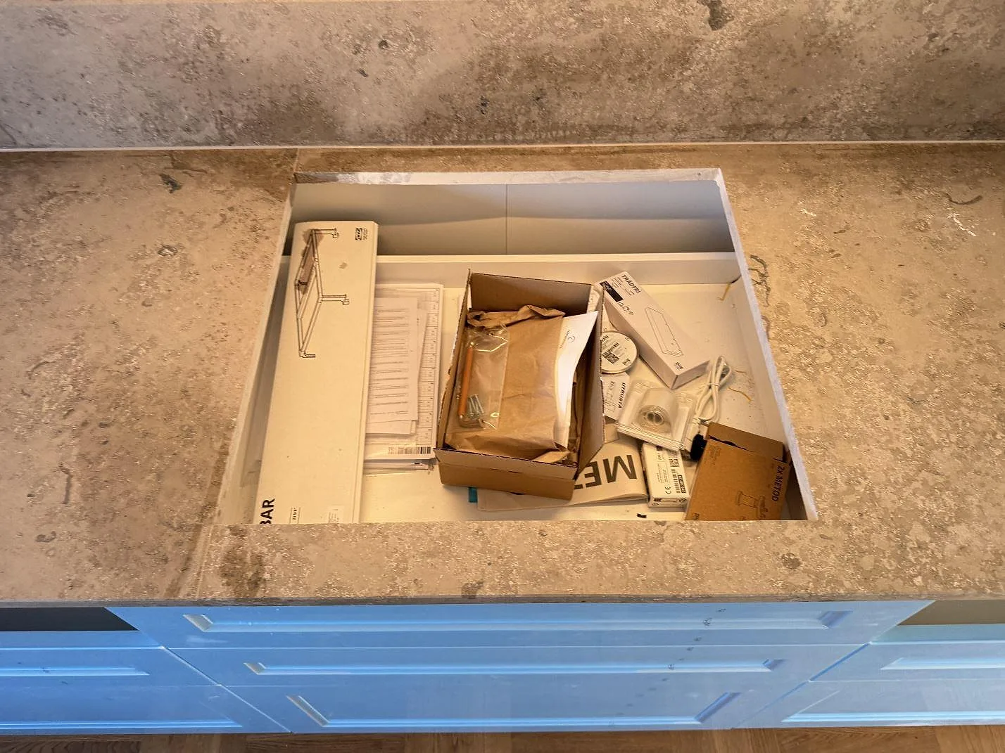 Detalj av rektangulärt urtag i matt Jura Grey kalksten framför uppvikt stänkskydd i Västra Frölunda.