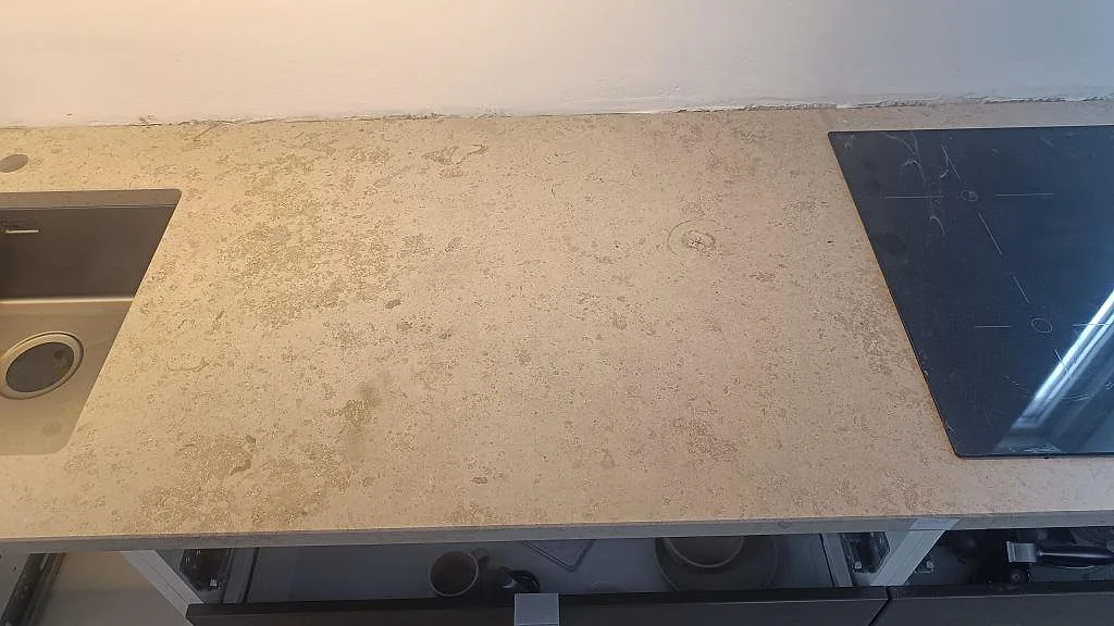 Topvy över köksbänkskiva i matt Jura Grey kalksten med rostfri diskho och svart häll i Varberg.