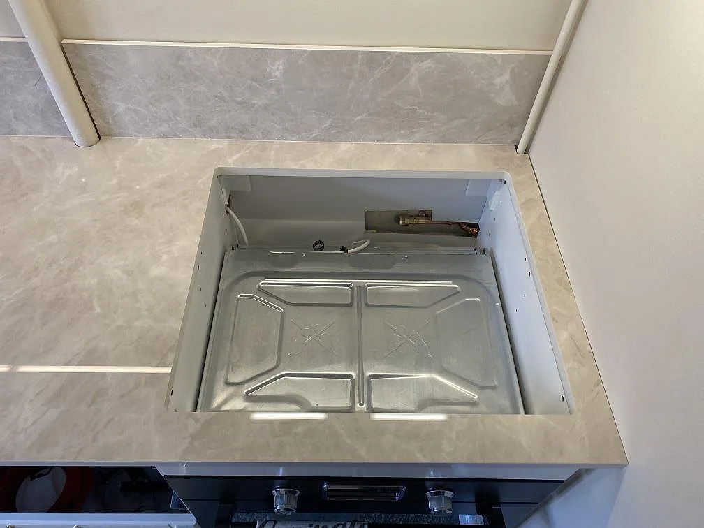 Urtag vid spisplats i polerad Laminam Diamond Cream keramikbänkskiva med matchande stänkskydd i Malmö.