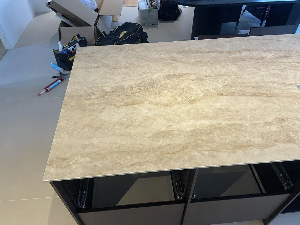 Ytnära bild av polerad Makrana keramik på köksö med beige och grå ådring i Middelfart.