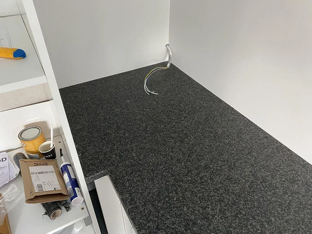 Nero Africa granitbänkskiva med matt finish monterad på köksstommar i Hällingsjö.