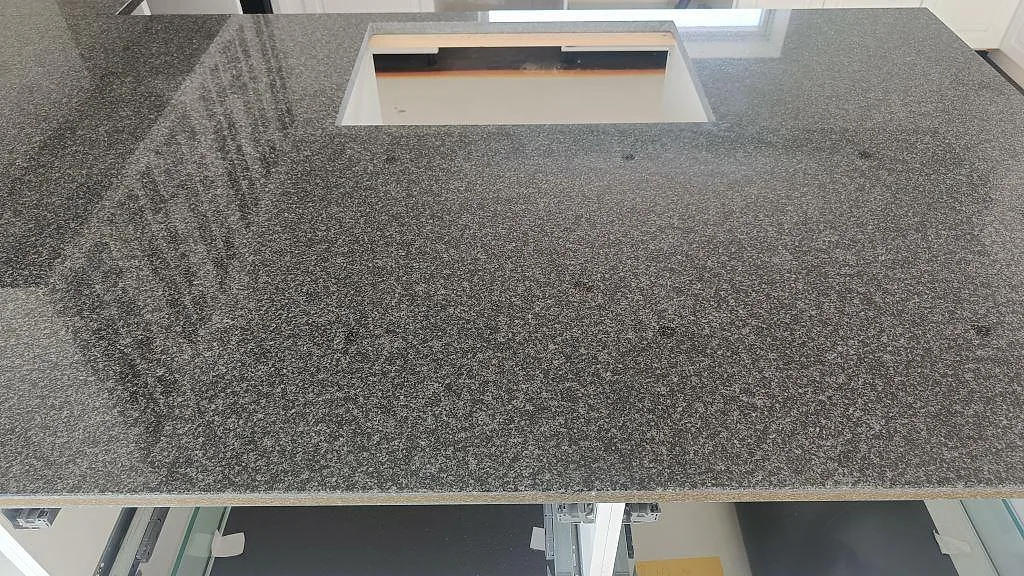Polerad Nero Africa granit på köksö med rektangulär öppning och blank yta i ett kök i Halmstad.