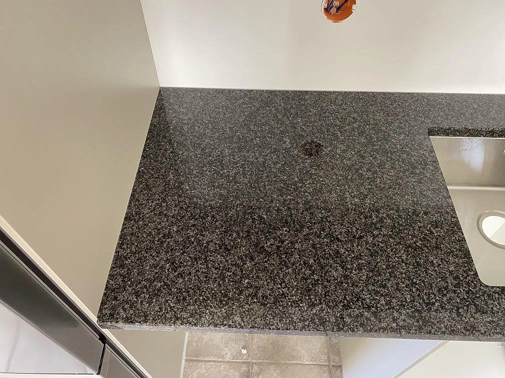 Topvy av polerad Nero Africa granit vid diskhozonen, med mörk småkornig stenstruktur i Hjärnarp.