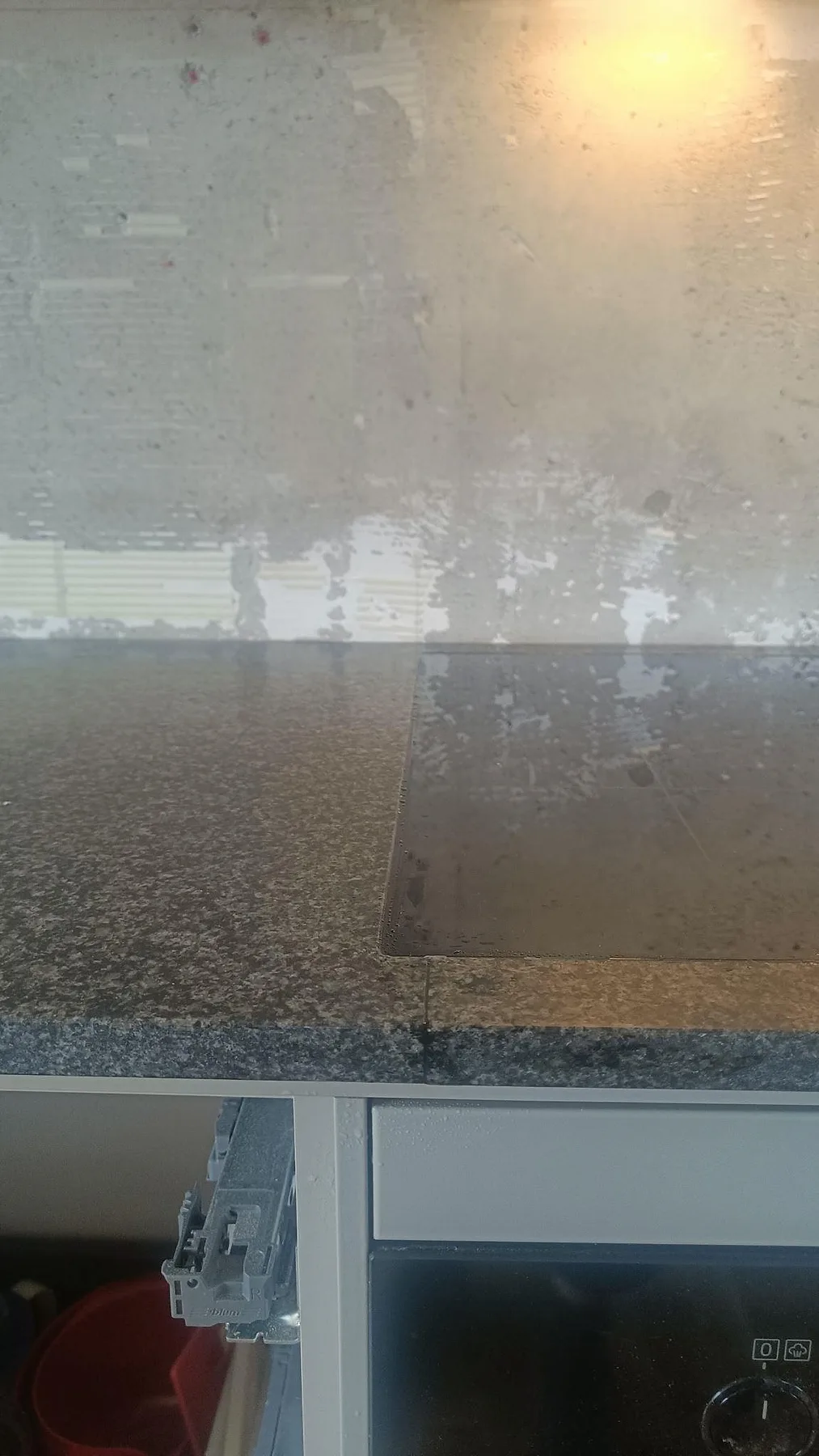 Frontkant och häll i en matt köksbänkskiva av Nero Africa granit, fotograferad under montering i Lomma.