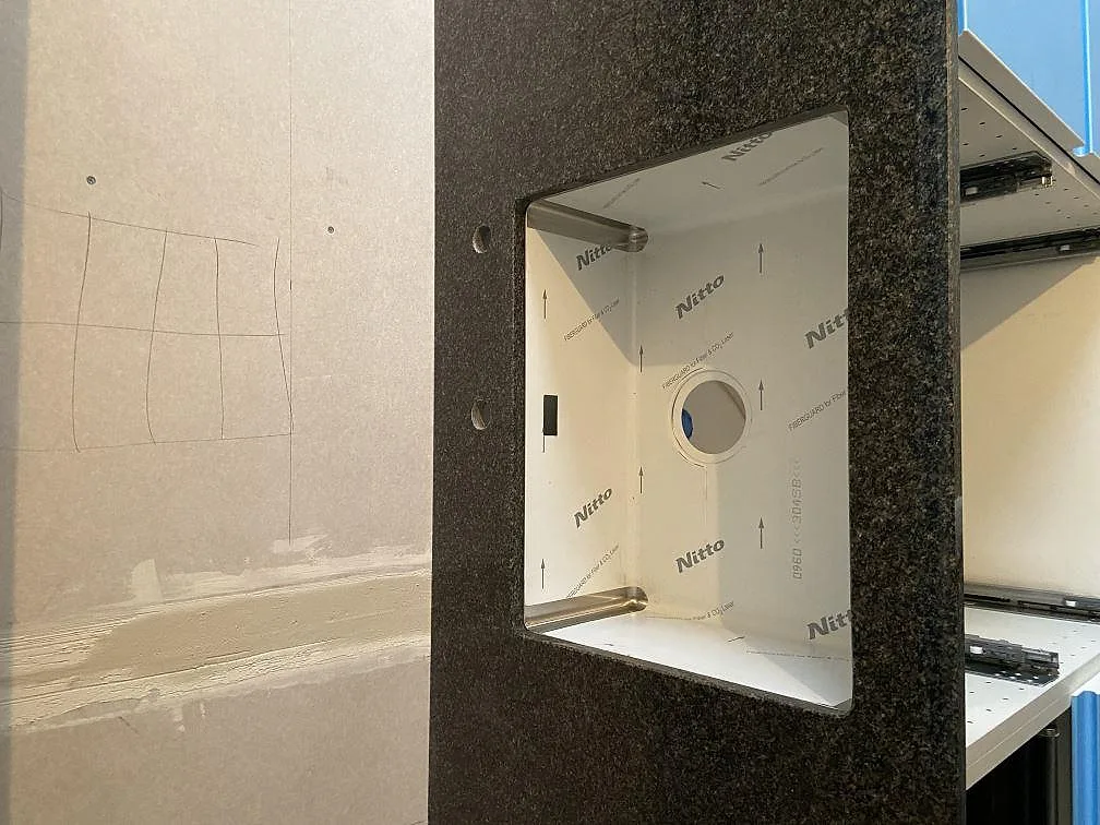 Urtag för underlimmad diskho i svart Nero Africa-granitbänkskiva i ett kök i Malmö.