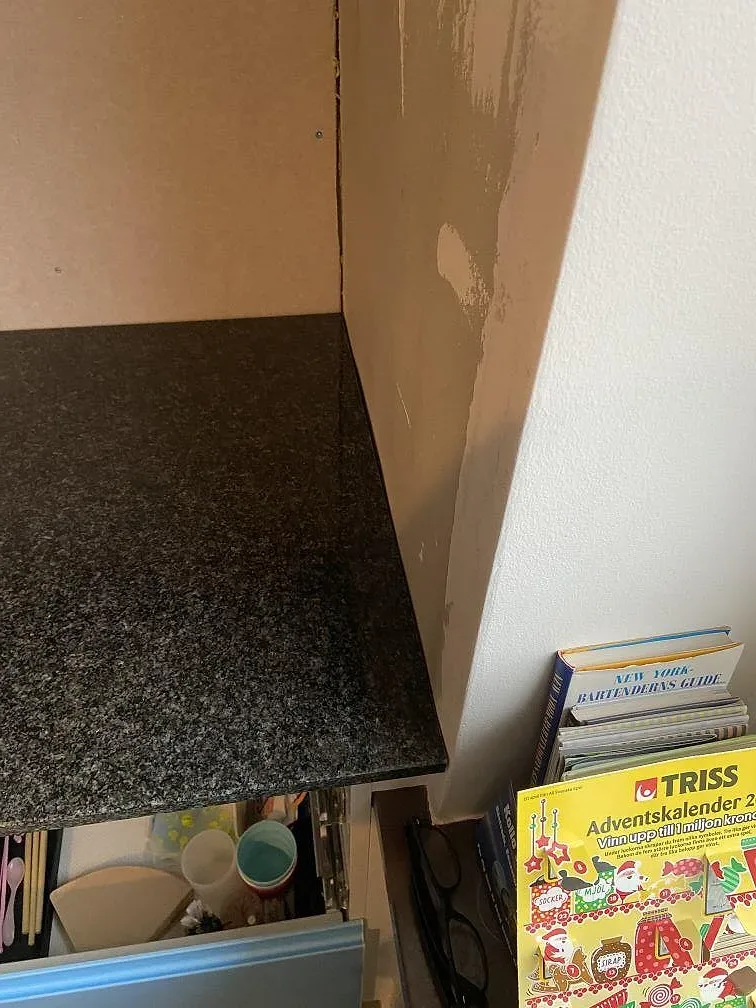 Närbild på den glittrande svarta Nero Africa-granitens yta på en köksbänkskiva i Malmö.