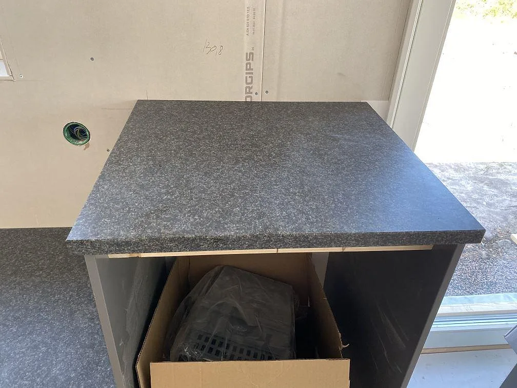 Fristående skåpdel med matt Nero Africa granit som topp i köket i Vilshärad.