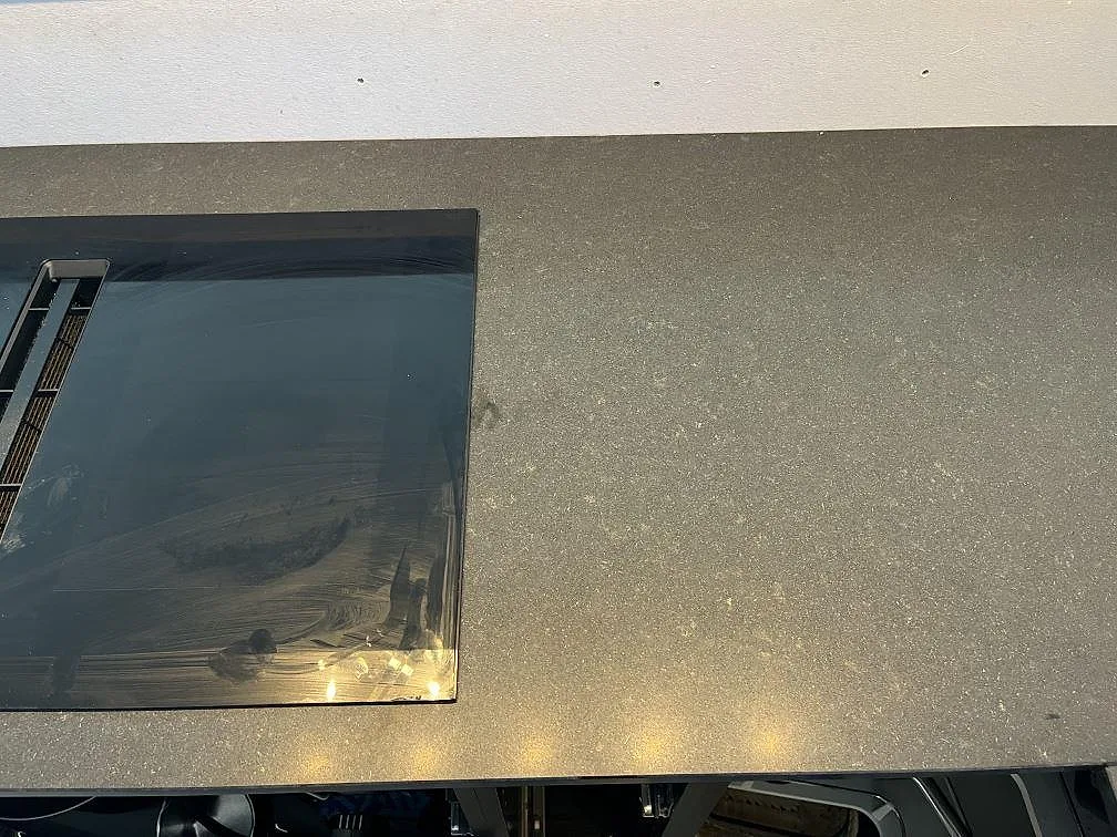Topvy av den matta svarta Nero Assoluto-granitbänkskivan med fint kornig yta på en köksö i Ängelholm.