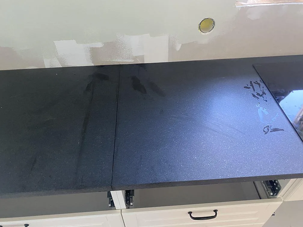Underlimmad rostfri diskho i en svart Nero Assoluto granitbänkskiva, matt finish, i ett kök i Bjärnum.