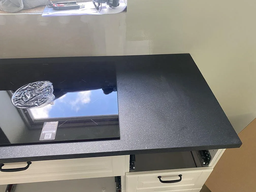 Närbild på den matta ytan på en svart Nero Assoluto granitbänkskiva i ett kök i Bjärnum.