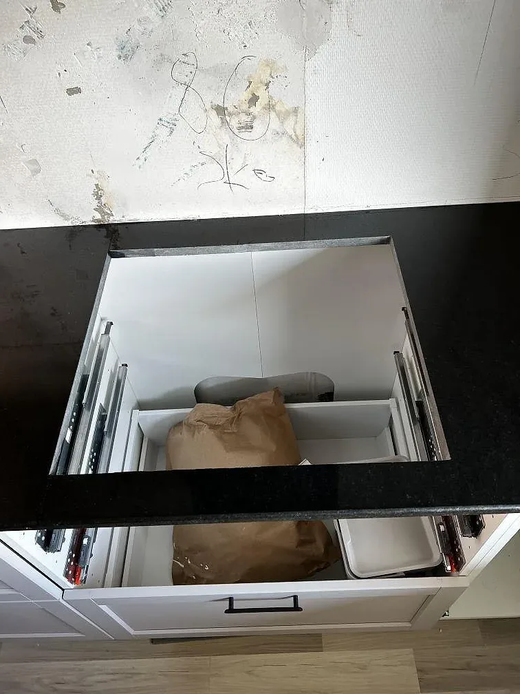 Öppen köksstomme med monterad svart Nero Assoluto granitbänkskiva och hällplats i Helsingborg.