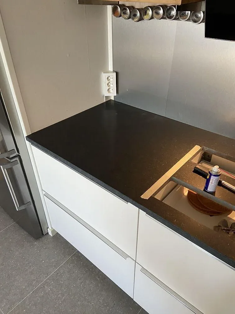 Svart Nero Assoluto granitbänk med ett urtag i ett kök i Huskvarna, fotad mitt under monteringen innan rummet var helt inrett.