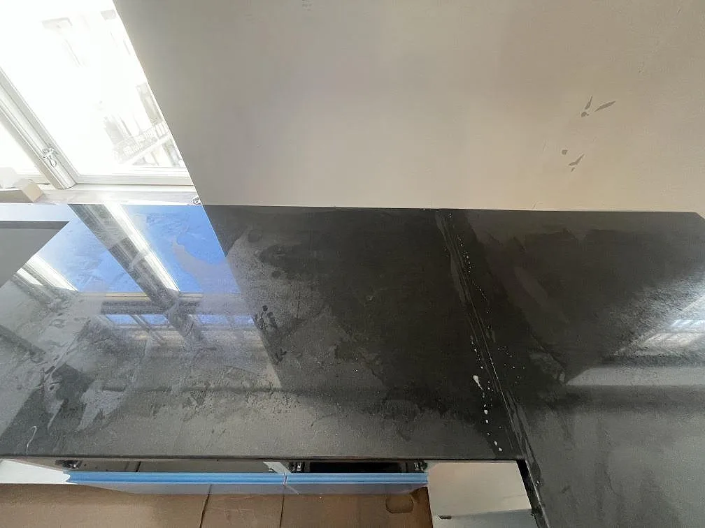 Svart Nero Assoluto granitbänk i polerat utförande längs väggen under fönstret i ett kök i København S.