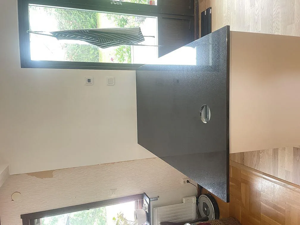 Underlimmad rostfri dubbelho i svart granitbankskiva Nero Assoluto under ett tradgardsfonster i ett kok i Kristianstad.