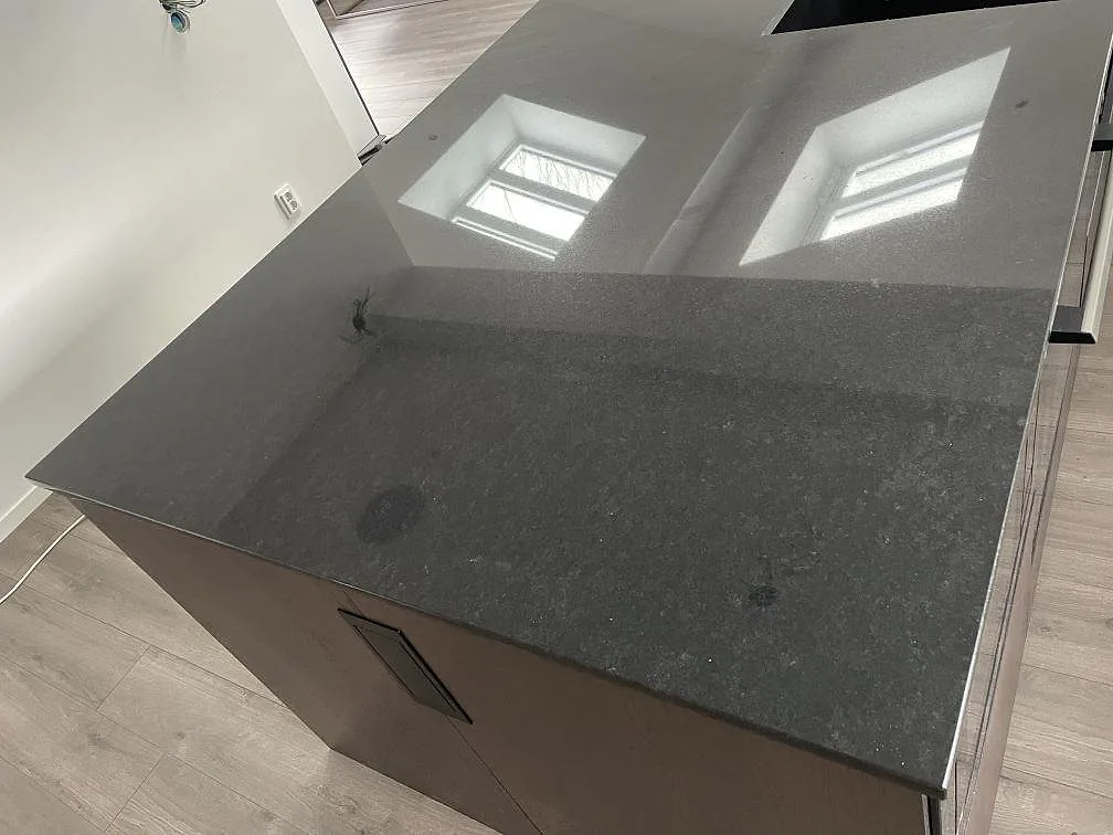Polerad bänkskiva i Nero Assoluto granit med spegelblank yta i ett kök i Kungsbacka.