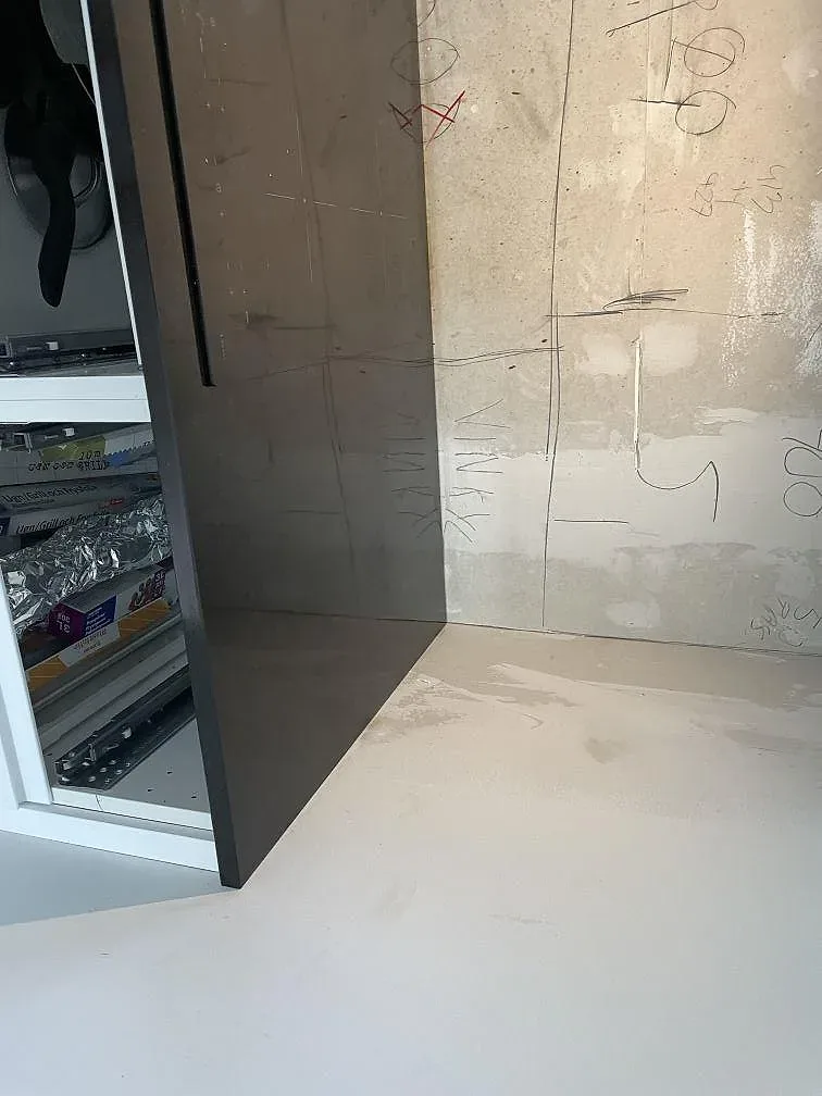 Detalj av kant och blank yta på Nero Assoluto granit som köksbänkskiva under montering i Lund.