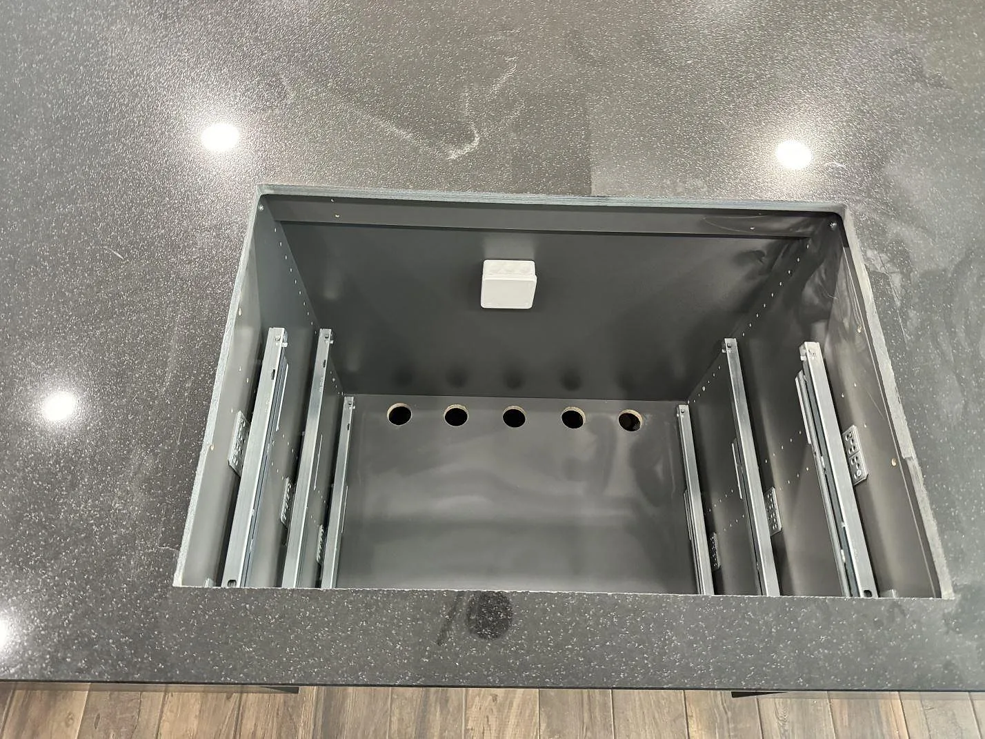 Detalj av rektangulärt urtag i 20 mm polerad Nero Assoluto granit på en köksbänkskiva i Oxie.