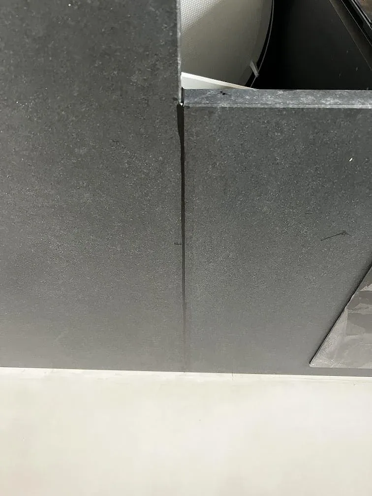 Detalj av bänkkant och skarv i svart matt Nero Assoluto-granit i ett kök i Senoren.