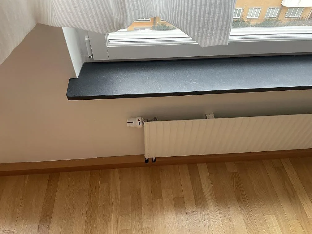 Närbild på kantprofilen på en fönsterbänk i Nero Assoluto granit, matt yta, Stockholm.