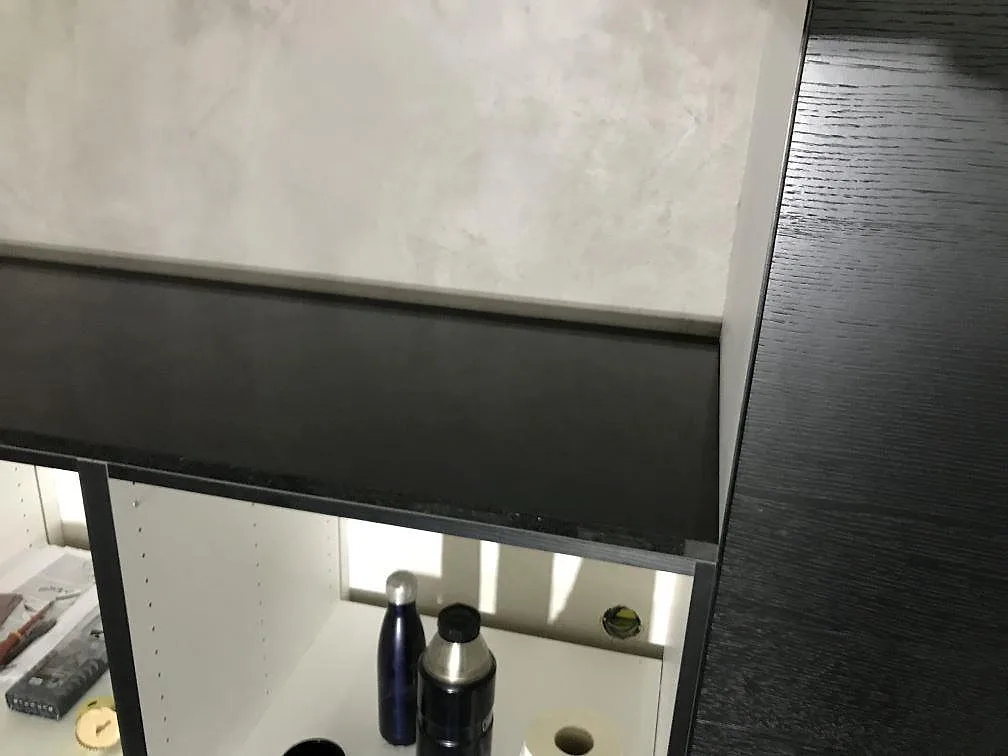 Monterad polerad bänkskiva i Nero Assoluto granit vid mörk köksinredning i Torsö.