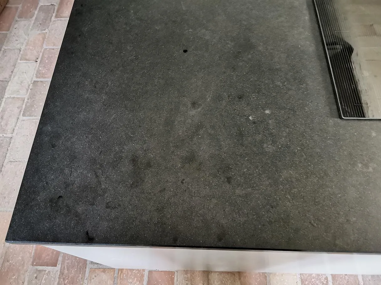 Närbild på den matta svarta Nero Assoluto granitytan med fin kornig struktur på en köksbänk i Trelleborg.