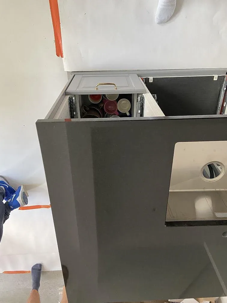 Detalj av installerad svart Nero Assoluto-bänkskiva med urtag och blank yta i ett kök i Västra Frölunda.