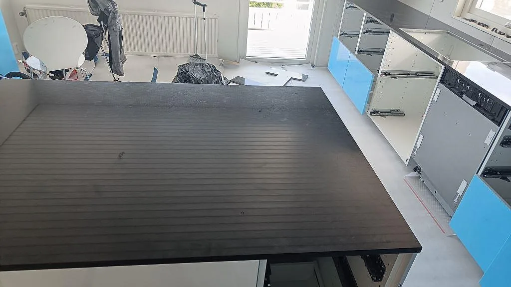 Stor köksö i Nero Assoluto granit, polerad, sedd ovanifrån med öppna köksstommar i Västra frölunda.