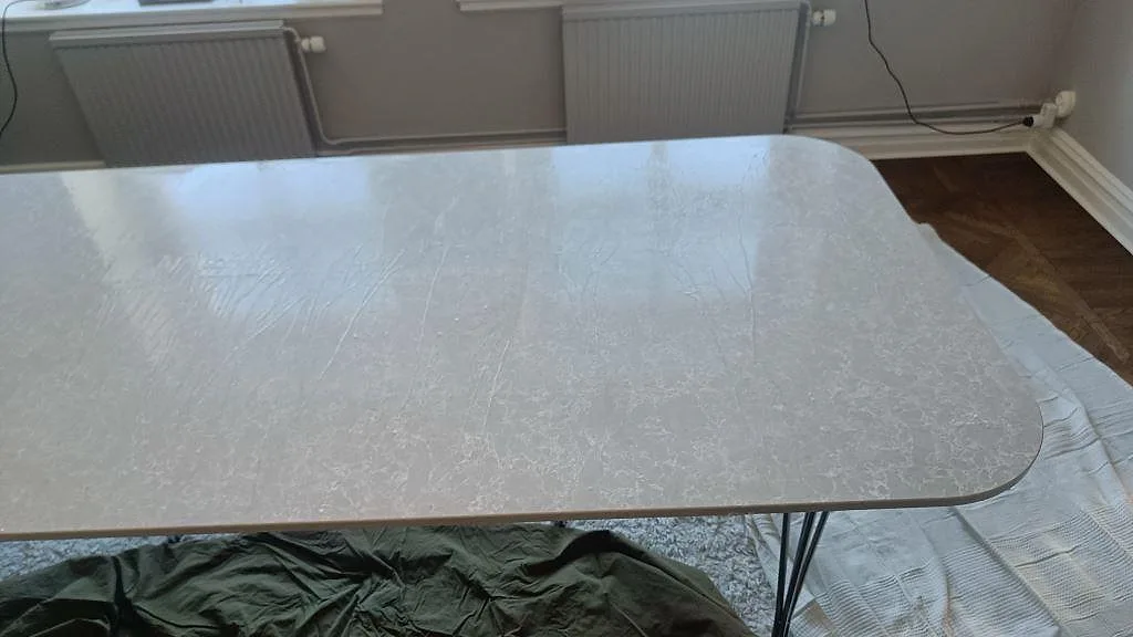 Närbild på den polerade ytan i Technistone Noble Olympos Mist, ljus komposit med fin dimgrå ådring, Malmö.