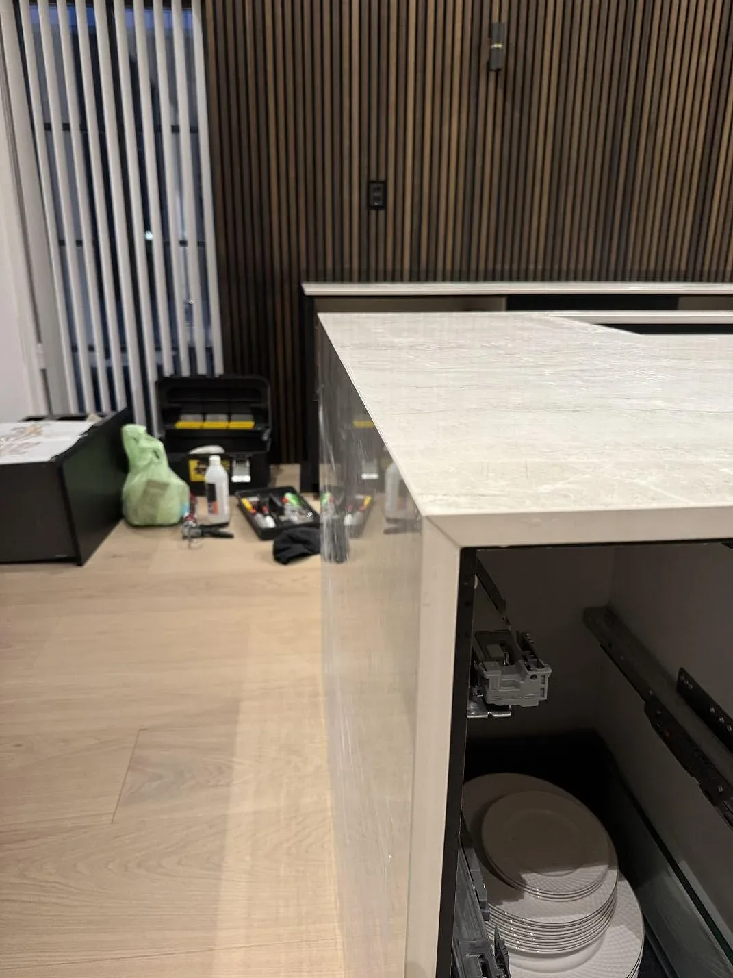 Sidodetalj av neddragen gavel på köksö i Nuovo Corso Taj Mahal, polerad keramik, fotad under montering i Gantofta.